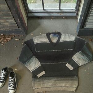 Susquehanna trail outfitters 100% lambswool Stylish striped V-Neck Sweater